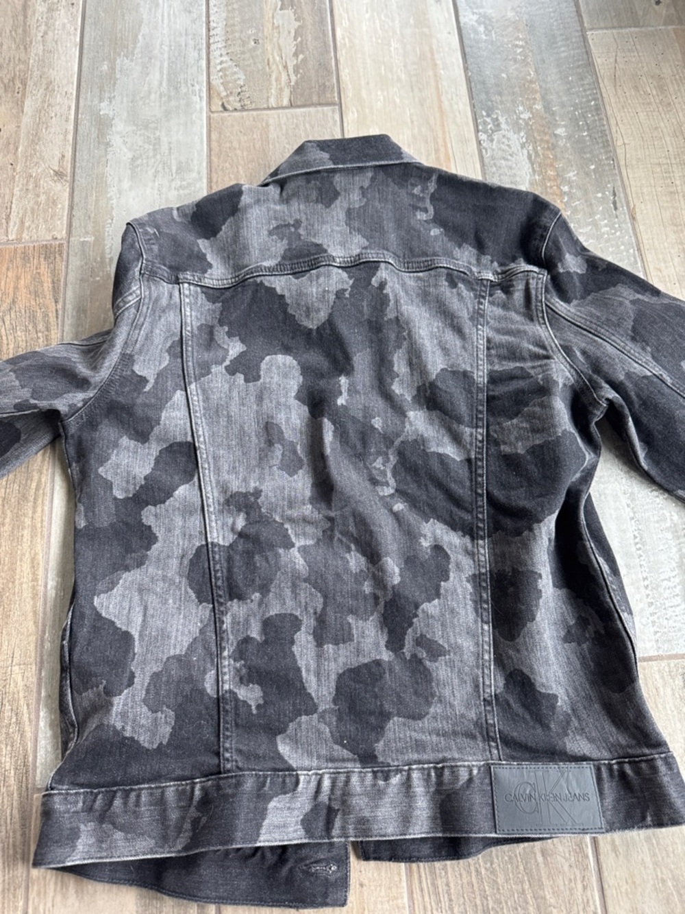 NWT Calvin Klein Men’s Black Camouflage Denim Jacket Trucker Style Medium - Picture 5 of 5